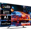 Telewizor z wyświetlaczem prezentującym kolorowy, futurystyczny samochód z efektami świetlnymi, obok którego znajdują się napisy: "QLED", "144Hz Gaming", "A.I. picture processing", "SOUND BY harman/kardon" oraz logo "SHARP". W tle widoczne są rozmyte światła, a w prawym górnym rogu znajdują się dwa wskaźniki przypominające zegary.