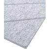Szary panel filcowy o wymiarach 40 x 40 cm z widocznymi delikatnymi liniami tworzącymi geometryczny wzór. Powierzchnia panelu ma teksturę przypominającą delikatne włókna.