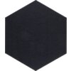 Czarny, sześciokątny panel filcowy o gładkiej powierzchni. Produkt ma wymiary 40 x 46 cm.