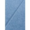 Zdjęcie przedstawia zbliżenie na niebieski panel filcowy z widoczną ciemniejszą linią biegnącą przez jego powierzchnię. Tekstury materiału są wyraźnie widoczne, nadając mu miękki wygląd.