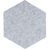 Szary panel filcowy w kształcie heksagonu o teksturze przypominającej delikatny wzór materiału. Produkt ma wymiary 40 x 46 cm i jest przedstawiony w formie przestrzennej bryły.