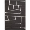 Czarny dywan o wymiarach 120 x 170 cm z białym, geometrycznym wzorem przypominającym nieregularne linie i kształty. Wzór tworzy kontrastowy efekt na ciemnym tle.