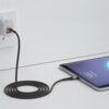 Czarny kabel USB-C - USB-C jest podłączony do tabletu, który pokazuje na ekranie poziom naładowania baterii wynoszący 78%. Kabel jest również podłączony do gniazdka elektrycznego za pomocą adaptera.