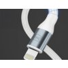Zbliżenie na biały kabel USB-C - Lightning z metaliczną końcówką, na której widnieje logo "3mk". Kabel ma plecioną osłonę i jest lekko zgięty, a w miejscu zgięcia widoczny jest niebieski efekt świetlny.