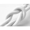 Biały kabel z plecionym oplotem jest zawiązany w węzeł, ukazując teksturę materiału. W tle widoczna jest gładka, jasna powierzchnia.