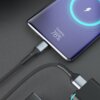 Na zdjęciu widać smartfon z podłączonym kablem USB-C, na ekranie wyświetla się napis "Charging, 78%". Kabel ma plecioną osłonę i jest podłączony do ładowarki.