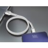 Biały kabel USB - Micro USB jest podłączony do laptopa i smartfona, na którym wyświetla się napis "Charging 78%". Kabel ma plecioną osłonę i metalowe końcówki.