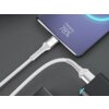 Na zdjęciu widoczny jest biały kabel USB - Micro USB podłączony do smartfona, na którym wyświetla się napis "Charging, 78%". Kabel jest również podłączony do czarnej ładowarki z niebieskim podświetleniem.