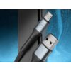 Na zdjęciu widoczny jest czarny kabel USB z końcówkami USB i Micro USB, z metalicznymi elementami, na których znajduje się logo "3mk". Tło jest niebieskie z delikatnym wzorem przypominającym teksturę.