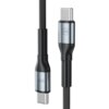 Na zdjęciu widoczny jest czarny kabel USB-C z plecionym oplotem, zakończony metalowymi wtyczkami, na których znajdują się napisy "100W" oraz logo "3mk".