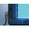 Zdjęcie przedstawia zbliżenie na czarny, obrotowy kabel USB-C podłączony do urządzenia elektronicznego, z widocznym niebieskim podświetleniem. Kabel ma plecioną osłonę i jest podłączony do portu w obudowie urządzenia, które ma widoczne elementy konstrukcyjne i podświetlony ekran.
