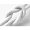 Zdjęcie przedstawia biały kabel USB-C z plecioną teksturą, zawiązany w węzeł. Kabel ma wyraźnie widoczną strukturę materiału, co sugeruje jego wytrzymałość.