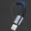 Zbliżenie na czarny kabel USB z oplotem, zakończony wtykiem Lightning, z widocznym logo "3MK" na metalowej obudowie. Kabel ma elastyczną osłonę z niebieskim podświetleniem na zgięciu.