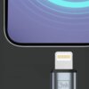 Zbliżenie na kabel USB z końcówką Lightning, podłączony do urządzenia z widocznym fragmentem ekranu. Na obudowie kabla widoczne jest logo "3mk".