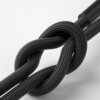 Czarny kabel USB z plecionym oplotem jest zawiązany w węzeł, ukazując swoją elastyczność i wytrzymałość. Tło jest jasne, co podkreśla kontrast i szczegóły struktury kabla.