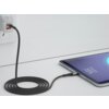 Czarny kabel USB-C jest podłączony do tabletu, który pokazuje stan naładowania baterii na poziomie 78%. Drugi koniec kabla jest wpięty do gniazdka elektrycznego za pomocą adaptera.