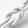 Biały kabel USB z plecionym oplotem jest zawiązany w węzeł, a jego końcówka ma metalową obudowę. Tło jest jednolite i jasne.