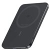 Czarny powerbank o smukłej konstrukcji z widocznym napisem "Wireless Power HQ" oraz symbolem "qi2" na powierzchni. Na krawędzi znajduje się port USB oraz cztery małe diody.