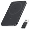 Czarny powerbank z zaokrąglonymi krawędziami, na którym widoczny jest napis "qi2 Wireless Power iQ", z portem USB i wskaźnikami LED. Obok znajduje się smartfon z przymocowanym powerbankiem.