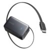 Czarny powerbank z logo "ANKER" i wskaźnikiem naładowania "100%" na obudowie, z dołączonym kablem USB-C z napisem "Anker". Produkt ma kompaktowy, prostokątny kształt z zaokrąglonymi krawędziami.