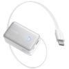 Biały powerbank z logo "ANKER" i widocznym portem USB, obok którego znajduje się biały kabel z wtyczką USB-C. Na powierzchni urządzenia widoczny jest niebieski symbol ładowania.
