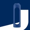Niebieskie etui o cylindrycznym kształcie z dużym, owalnym wycięciem na środku, umieszczone na tle w kolorze granatowym i białym. Produkt to "Etui WESSPER do B1 Borosilicate 1000 ml Niebieski".