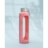 Różowe etui na butelkę o pojemności 500 ml z przezroczystym okienkiem, przez które widać miarkę oraz napis "WESSPER". Butelka ma szary korek i uchwyt, a tło jest jasne z delikatnymi cieniami.