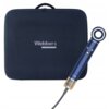 Na zdjęciu widoczna jest granatowa suszarka do włosów z okrągłą końcówką i złotymi elementami, obok granatowego etui z napisem "Webber ULTRA PRO-style Airway HD". Suszarka ma dwa przyciski i jest podłączona kablem.