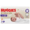 Opakowanie pieluchomajtek HUGGIES Extra Care Pants 3 (48 szt.) przedstawia uśmiechnięte niemowlę leżące na plecach, otoczone piórkami. Na opakowaniu widnieje napis "HUGGIES extra care", a także informacje o rozmiarze 3 dla dzieci o wadze 6-11 kg oraz oznaczenie "4 in 1 skin care".