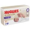Opakowanie pieluchomajtek HUGGIES Extra Care Pants z wizerunkiem uśmiechniętego dziecka, piórkami oraz napisami "extra care" i "pants". Widoczne są oznaczenia rozmiaru 3 (6-11 kg) oraz liczby sztuk 48.