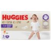 Opakowanie pieluchomajtek HUGGIES Extra Care Pants 5 (34 szt.) z widocznym logo HUGGIES, grafiką dziecka w białej koszulce i pieluchomajtkach oraz piórkami. Na opakowaniu znajdują się informacje: "pants", "mutandina", "трусики", "5", "12-17 kg", "34", "4 in 1 skin care", "soft", "absorbent", "breathable", "hypoallergenic".