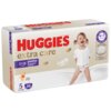 Opakowanie pieluchomajtek HUGGIES Extra Care Pants 5 (34 szt.) z widocznym logo HUGGIES, grafiką dziecka w białej koszulce i kolorowych pieluchomajtkach oraz piórkami. Na opakowaniu znajdują się informacje: "pants", "5", "12-17 kg", "34", "4IN1 SKIN CARE", "soft", "absorbent", "breathable", "hypoallergenic".