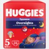 Czerwone opakowanie pieluchomajtek HUGGIES z napisem "Overnights" oraz informacją "Up to 12 hours of dream soft protection". Na opakowaniu widoczna jest grafika śpiącego dziecka na tle chmur i gwiazd, a także oznaczenie rozmiaru 5 dla wagi 12-17 kg i liczby sztuk 24.