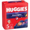 Czerwone opakowanie pieluchomajtek z dużym białym napisem "HUGGIES" oraz mniejszymi napisami "Pants" i "Overnights". Na opakowaniu widnieje informacja "Up to 12 hours of dream soft protection", rysunek śpiącego dziecka na chmurkach oraz oznaczenie rozmiaru 5 dla wagi 12-17 kg, 24 sztuki.