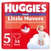 Czerwone opakowanie pieluchomajtek z dużym białym napisem "HUGGIES" na górze, poniżej napis "Little Movers" oraz "Cloud soft comfort and protection". Na opakowaniu widoczna jest liczba "5", symbol pieluchomajtek, liczba "34 PANTS" oraz wizerunek dziecka w pieluchomajtkach stojącego na chmurce.