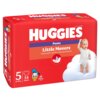 Czerwone opakowanie pieluchomajtek HUGGIES Little Movers z wizerunkiem dziecka oraz postacią z kreskówki. Na opakowaniu widnieje napis: "Pants Little Movers Cloud soft comfort and protection", a także informacje "5", "12-17 kg", "34 PANTS".
