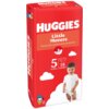 Czerwone opakowanie pieluszek HUGGIES Little Movers Mega Pack 5, przeznaczone dla dzieci o wadze 11-25 kg, zawierające 58 sztuk. Na opakowaniu widoczny jest rysunek chmurki oraz postać dziecka w pieluszce, a także logo Disney z postacią kaczora.