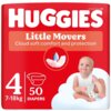 Czerwone opakowanie pieluszek z dużym białym napisem "HUGGIES" na górze, poniżej napis "Little Movers Cloud soft comfort and protection". Na opakowaniu widoczna jest liczba "4", oznaczenie "7-18kg", liczba "50 DIAPERS" oraz grafika dziecka siedzącego na chmurce.