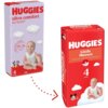 Na zdjęciu znajdują się dwa opakowania pieluszek HUGGIES. Po lewej stronie opakowanie "HUGGIES ultra comfort" z wizerunkiem dziecka i chmurkami, a po prawej "HUGGIES Little Movers" z podobnym motywem graficznym oraz tekstem "Cloud soft comfort and protection".