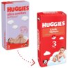 Na zdjęciu znajdują się dwa opakowania pieluszek HUGGIES. Po lewej stronie widoczne jest opakowanie "HUGGIES ultra comfort", a po prawej "HUGGIES Little Movers" z oznaczeniem "3 4-9 kg".