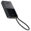 Czarny powerbank z logo "baseus" na górnej części obudowy, posiadający wyświetlacz LED z informacją o poziomie naładowania oraz porty USB i USB-C. Na boku widoczny jest napis "22.5W", a z urządzenia wychodzi czarny sznurek.