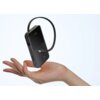 Na zdjęciu widoczny jest czarny powerbank z wyświetlaczem LED, unoszący się nad otwartą dłonią. Na urządzeniu znajduje się logo "Baseus" oraz podłączony kabel USB.