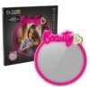 Opakowanie produktu "Neon LED MANTA MASNL130PK" przedstawia lustro z neonowym napisem "Beauty" i sercem, a na opakowaniu widoczna jest dziewczynka z długimi włosami. Na opakowaniu znajdują się napisy: "STYLE NEON LIGHTS", "LUSTRO Z NEONEM LED", oraz ikony symbolizujące funkcje LED.