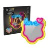 Opakowanie produktu z napisem "STYLE NEON LIGHTS" oraz "LUSTRO Z NEONEM LED" przedstawia lustro z neonowym napisem "love" i sercem, otoczone kolorowymi konturami. Na opakowaniu znajdują się ikony symbolizujące funkcje LED oraz zasilanie.