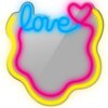 Neonowy napis "love" w kolorze niebieskim z różowym sercem, otoczony falistą linią w kolorach różowym i żółtym. Produkt to "Neon LED MANTA MASNL131MT".