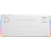 Biała klawiatura z widocznymi podstawkami i portem USB-C, posiada podświetlenie RGB na krawędziach. Na obudowie znajduje się napis "USB 3.0" oraz "Type-C".