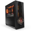 Czarna obudowa komputera z przezroczystym panelem bocznym, przez który widać podświetlone na pomarańczowo elementy wewnętrzne oraz napis "GEFORCE RTX". Na przednim panelu znajduje się logo z literą "N" oraz przyciski i porty USB.