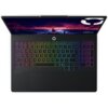 Na zdjęciu widoczny jest otwarty laptop z podświetlaną klawiaturą w kolorach tęczy oraz ekranem wyświetlającym krajobraz z burzowym niebem. Na obudowie klawiatury znajduje się napis "audio by HARMAN", a na ekranie logo "LEGION".