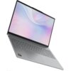 Na zdjęciu widoczny jest srebrny laptop z otwartym ekranem, na którym wyświetlany jest abstrakcyjny, pastelowy wzór w odcieniach różu i błękitu. Klawiatura jest pełnowymiarowa, a na obudowie znajduje się naklejka z logo "AMD Ryzen 7".