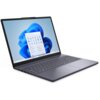 Na zdjęciu widoczny jest otwarty laptop z wyświetlonym na ekranie interfejsem systemu Windows 11, z ikonami aplikacji i menu start. Laptop ma ciemną obudowę, pełnowymiarową klawiaturę i duży touchpad.